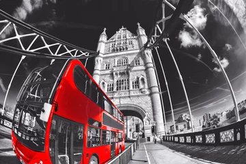 Fotobehang Londen rode bus Tower Bridge met rode bus in Londen, Engeland