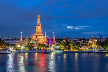 Naklejka premium Wat Arun Buddhist religious places in twilight time, Bangkok, Thailand