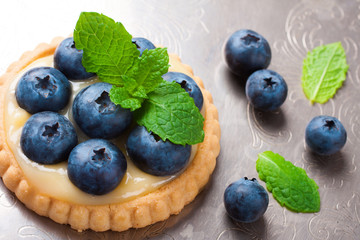 Tartlet filled with lime curd and blueberries 