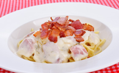 Spaghetti carbonara with bacon and cheese.