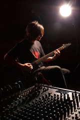 Obraz premium guitarist recording and playing guitar