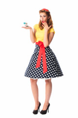 Pinup Mädchen hält einen Parfümzerstäuber