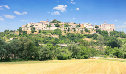 Lussan, village perché sur son oppidum