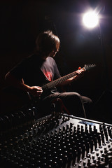 Obraz premium guitarist recording and playing guitar