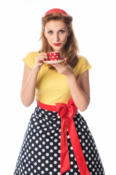 Junge Frau mit knallrotem Lippenstift hält eine Kaffeetasse