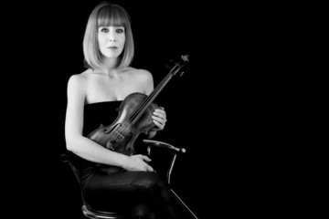 Fototapeta na wymiar red hair violinist woman isolated on black background