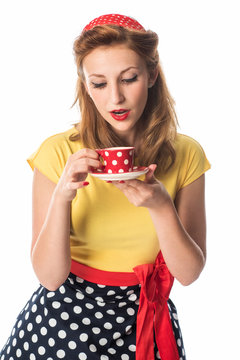Pinup Girl hält eine Tasse Kaffee