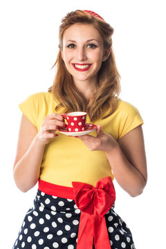 Lächelndes Pinup Girl trinkt Kaffee