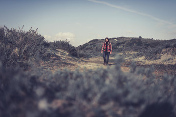 Obraz premium Young man hiking alone in the wilderness
