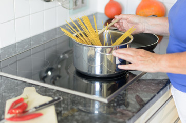 Frau kocht Spaghetti