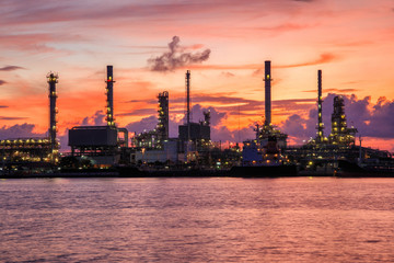 Obraz premium Oil refinery along the river at Dusk (Bangkok, Thailand)