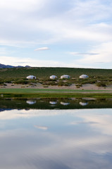 モンゴル、湖に映るゲル