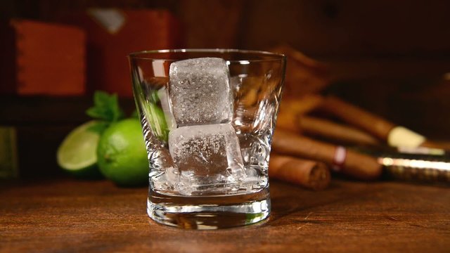 Whisky on the rocks - Eisw&uuml;rfel fallen ins Glas