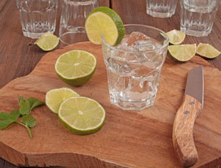 Wasserglas mit Limette