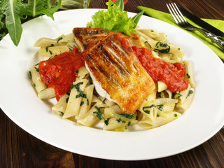 Zander auf Nudeln mit Tomatensauce