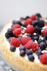 Crostata di frutti di bosco e cioccolato bianco
