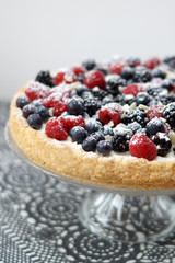 Crostata di frutti di bosco e cioccolato bianco