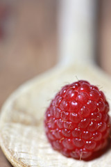 Himbeere auf Holzlöffel