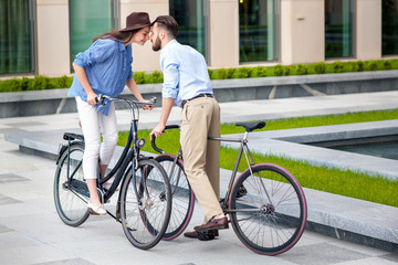 Obraz premium Romantic date of young couple on bicycles