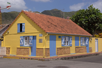 Fototapeta na wymiar Farbiges Holzhaus in Martinique