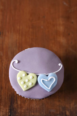 lila cupcake mit zwei herzen