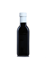 Kleine, schwarze Flasche mit leerem, schwarzen Etikett