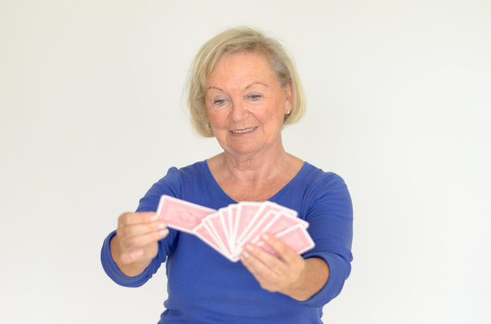 Seniorin hält Spielkarten in der Hand