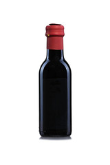 Kleine, schwarze Flasche mit leerem, schwarzen Etikett und roter