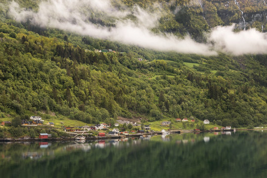 kleines Dorf im Fjord 
