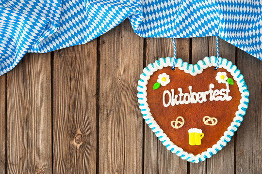 Lebkuchenherz auf Holzhintergrund. Oktoberfest