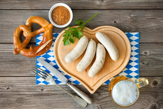 Bayerische Wei&szlig;wurst mit Bretzel und Bier