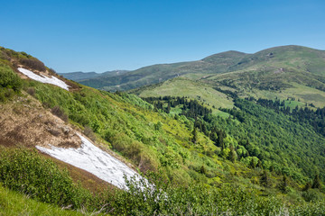 Naklejka premium Spring mountains and blue sky