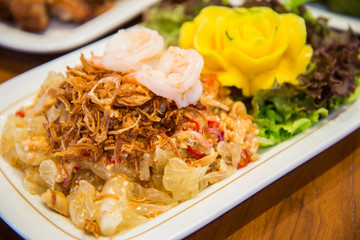 Spicy grapefruit salad with shrimp