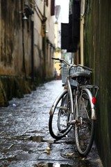 Fototapeta na wymiar Fahrrad in einer kleinen Gasse in Vietnam