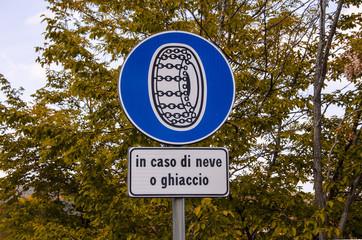 Segnaletica su strada di montagna