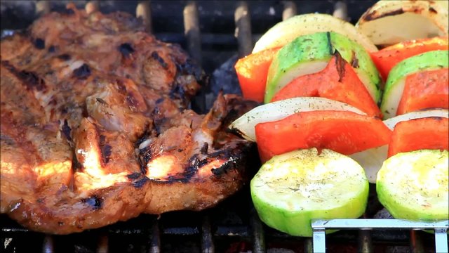 grillzeit barbecue mit fleisch und gem&uuml;se
