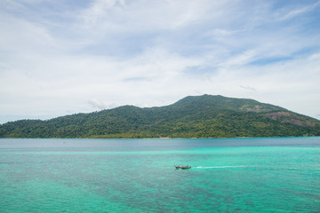 Fototapeta na wymiar Beautiful natural tropical sea and island and beach of Thailand.
