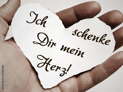 "Papierherz Ich schenke Dir mein Herz!" Stockfotos und lizenzfreie