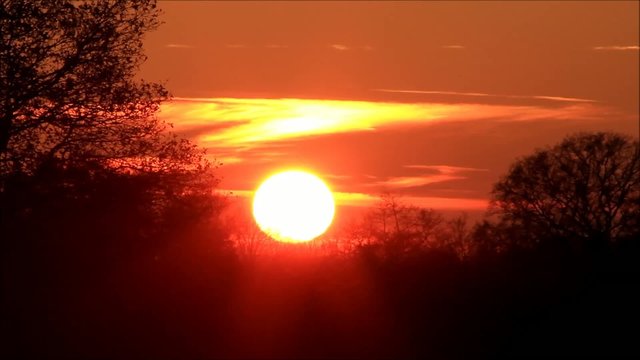 Sonnenuntergang in echtzeit im November in der Natur
