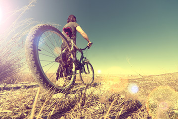 Fototapeta na wymiar Vida saludable.Deporte en bicicleta.Paisaje y puesta de sol en estilo vintage