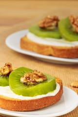Toast with kiwi, cheese and walnuts