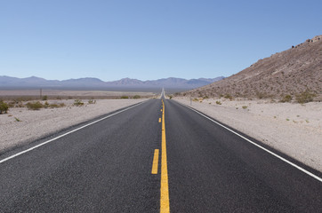 Fototapeta na wymiar Death Valley Highway