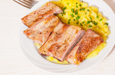 ribs with mashed potato