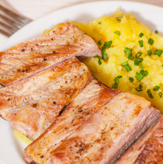 ribs with mashed potato