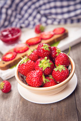 sandwich with strawberry