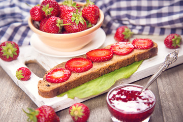 sandwich with strawberry