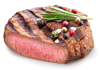 Steak de boeuf aux épices sur fond blanc.