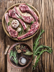 Raw lamb chops with garlic and herbs.