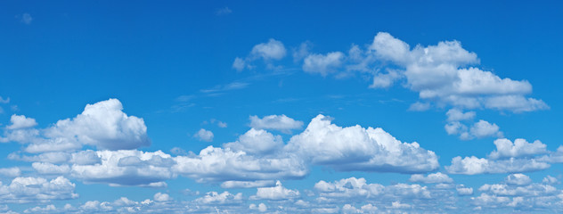 White heap clouds in the blue sky.