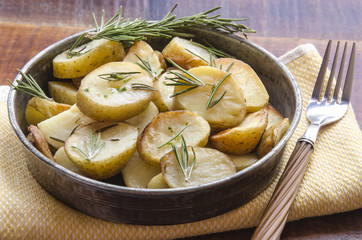 Patatas asadas con hierbas aromaticas de romero